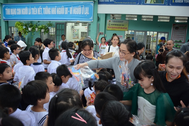 Giving gift portions to pupils on the occasion of Mid-Autumn Festival